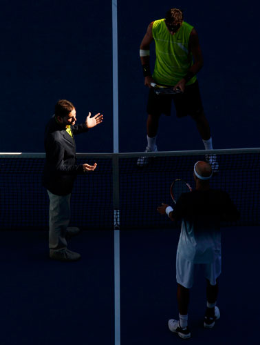 tennis: Court umpire talks