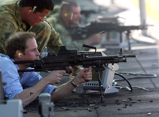 Prince William down under: Prince William fires a F-89 Minimi machinegun at Holsworthy Army Barracks