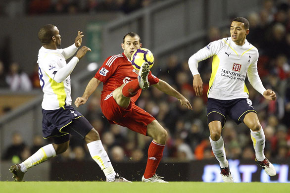 Wednesday Footie: Javier Mascherano battles for the ball with Jermain Defoe & Jermaine Jenas