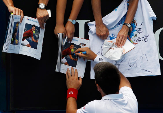 tennis: Djokovic signs autographs