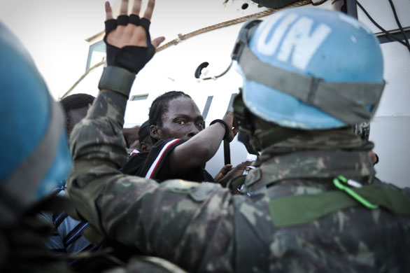Haiti: UN troops try to contol Haitians queuing for aid 