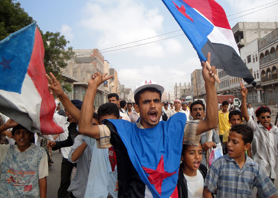 Yemen : protestors carry flag of the former southern Yemen state