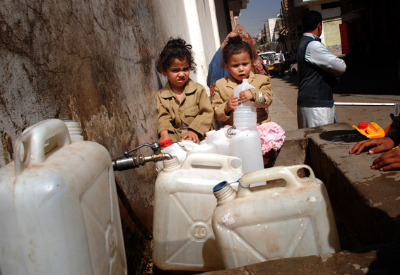 Yemen : Children wait to fill their containers with drinking water in Sana'a