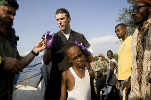 Camps in Haiti: U.S. Airborne Doctors tend to a child in Port-au-Prince