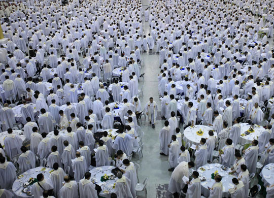 24 hours in pictures: Manila, Philippines: More than 5,000 Catholic priests