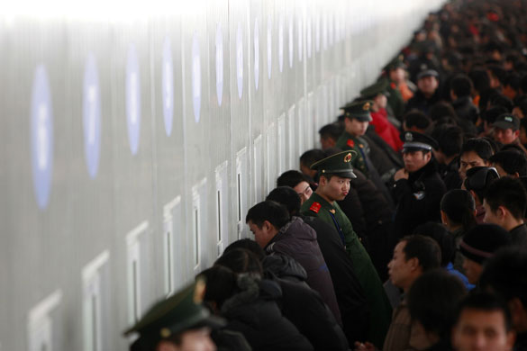 24 hours in pictures: Chinese return home for Spring Festival holiday 
