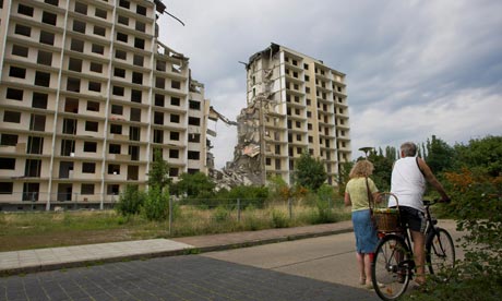 Hoyerswerda high rise being demolished