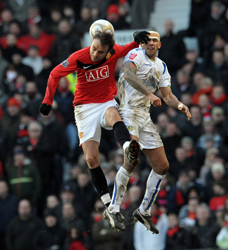 FA cup 3rd round: Dimitar Berbatov and Leeds United's Patrick Kisnorbo compete for the ball