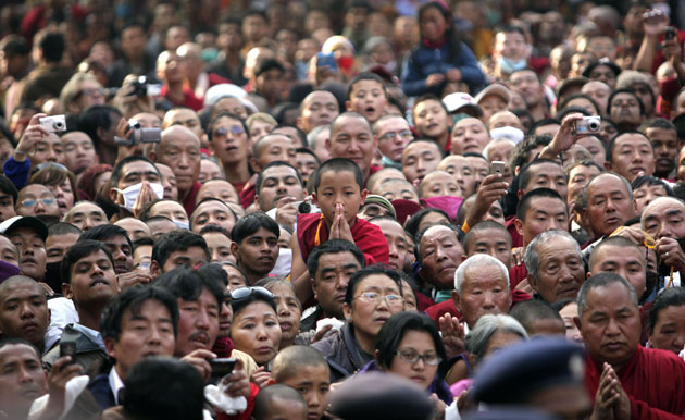 24 hours in pictures: Bodh Gaya, India: Supporters try to get a glimpse of the Dalai Lama