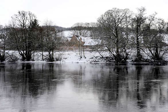 uk cold weather: frozen River Tyne at Chollerford in Northumberland