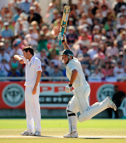 england v south africa: Graeme Smith celebrates reaching his century as Onions wipes his brow