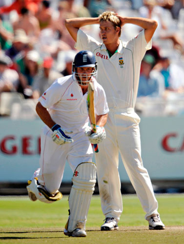 cricket: Strauss runs past Harris during the third cricket test match at Newlands