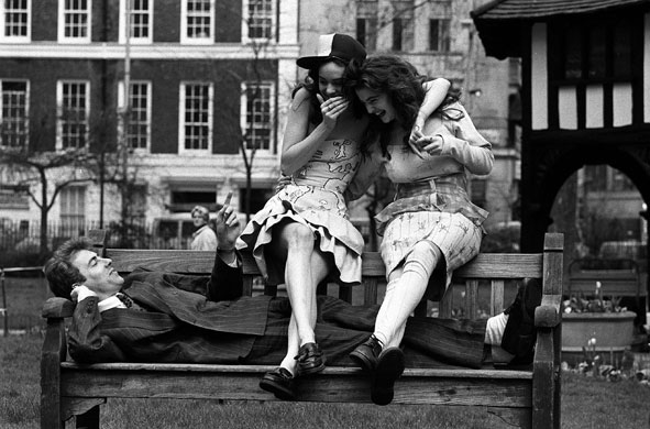 Jonathan Ross: 987: Jonathan Ross With Students Modelling Designs