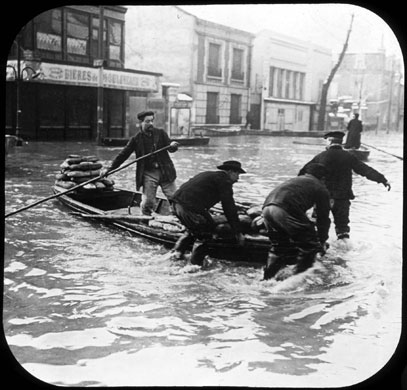 Paris flood: Men with a boat