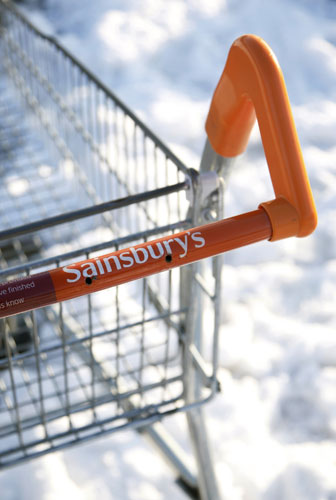 business week in pix: A Sainsbury's shopping trolley is left in the snow in Brighton