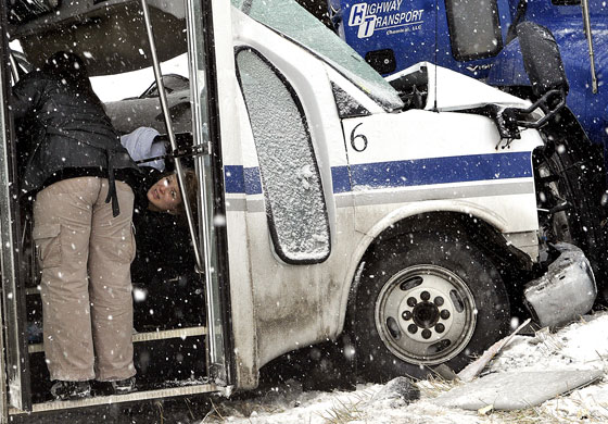 24 hours in pictures: bus crash in  Springfield, Ohio, USA