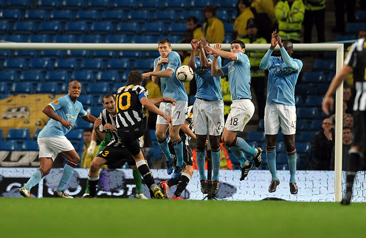 Europa League City: Del Piero takes a free kick