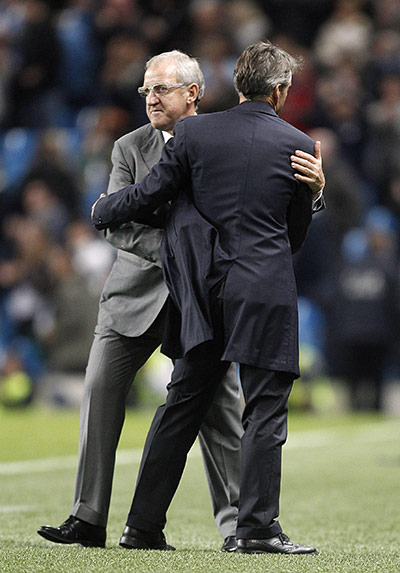Europa League City: Mancini and Del Neri embrace after the final whistle