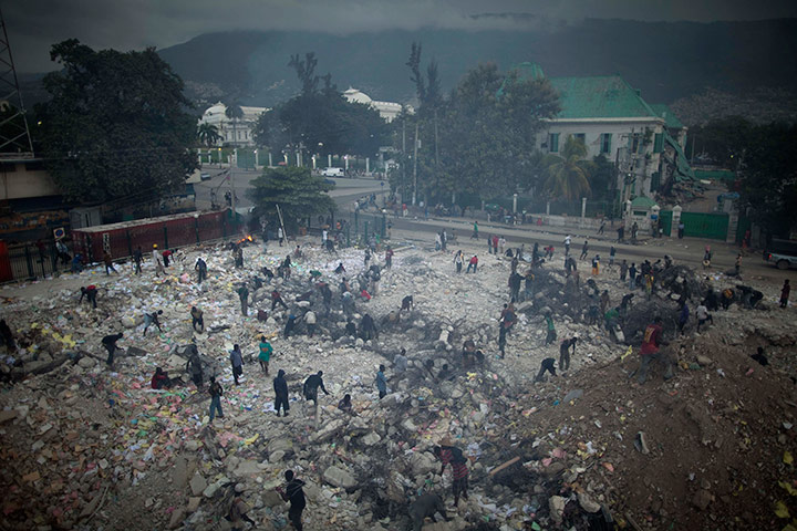 24 hours in pictures: People scavenge for metal in the rubble, Haiti