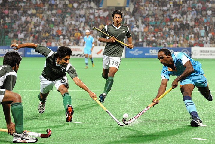 sport: India's Vikram Vishnu Pillay (R) vies fo