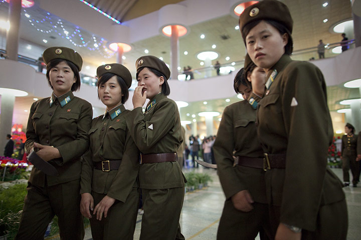 Dan Chung: North Korean soldiers visit the Kimilsungia-Kimjongilia Exhibition Hall 