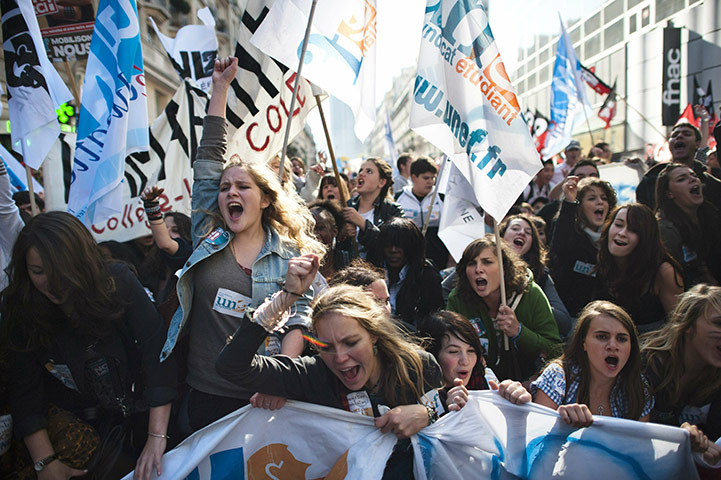 24 hours: French students demonstrate 