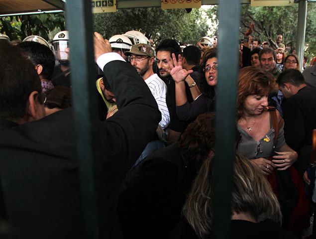 Protest at Acropolis: Riot police remove protesters from the gate of the ancient Acropolis site