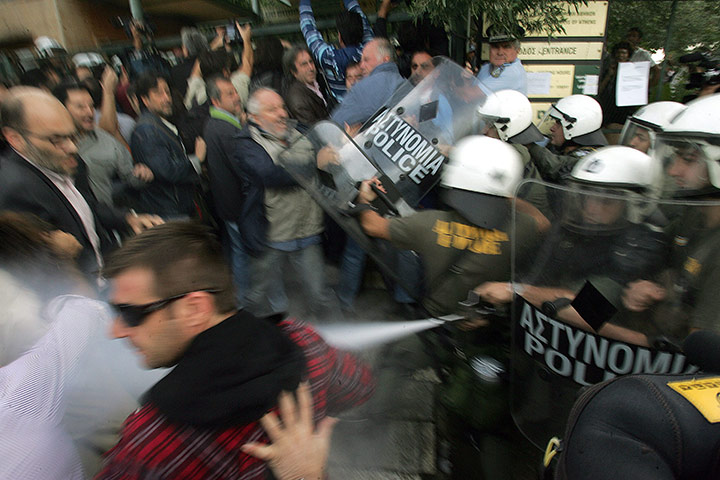 Protest at Acropolis: Riot policemen use teargas to disperse the media 