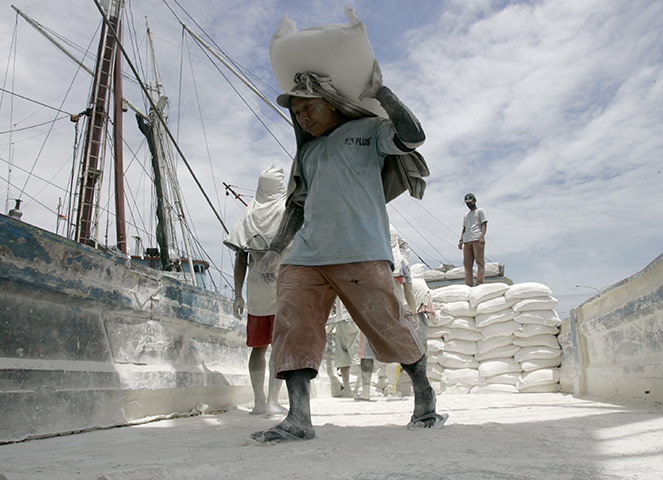 24hours:  Jakarta, Indonesia: Workers carry sacks of calcium powder