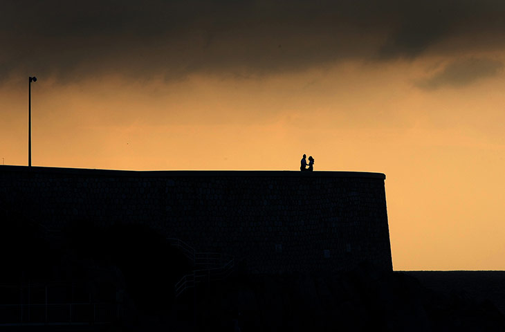 24hours: Two lovers are seen at the sunrise on La Promenade des Anglais