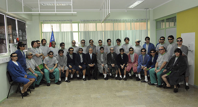 chile miners go home: Chile's President Pinera poses with the 33 rescued miners in hospital