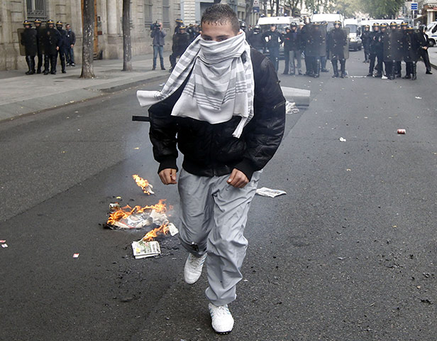 France Strike Update: A high school student walks with his back to police, strike France