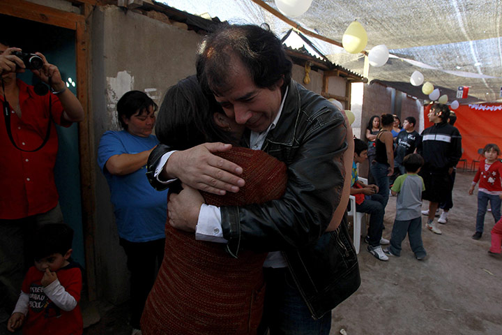 Chile miners return home: Victor Segovia hugs his niece upon arrival to his home 