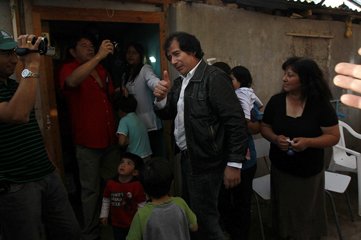 Chile miners return home: Victor Segovia gives a thumbs up 