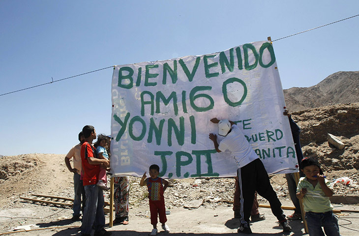 Chile miners return home: Neighbors of rescued miner Barrios erect a banner 