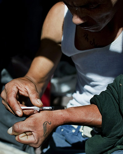 24 Hours in Pictures: A man shoots heroine in a 'Picadero' in Ciudad Juarez