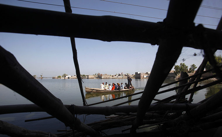 24 hours in pictures: Khairpur Nathan Shah, Pakistan: Residents return to their flooded town
