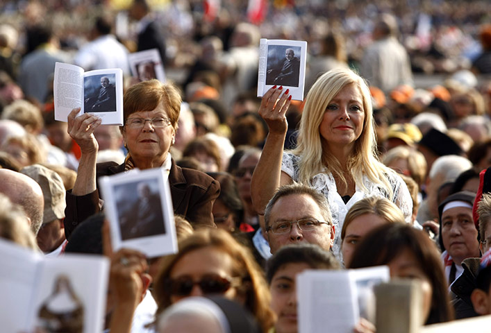 Canonisation ceremony: Faithful hold portraits of Canadian Brother Andre Bessette