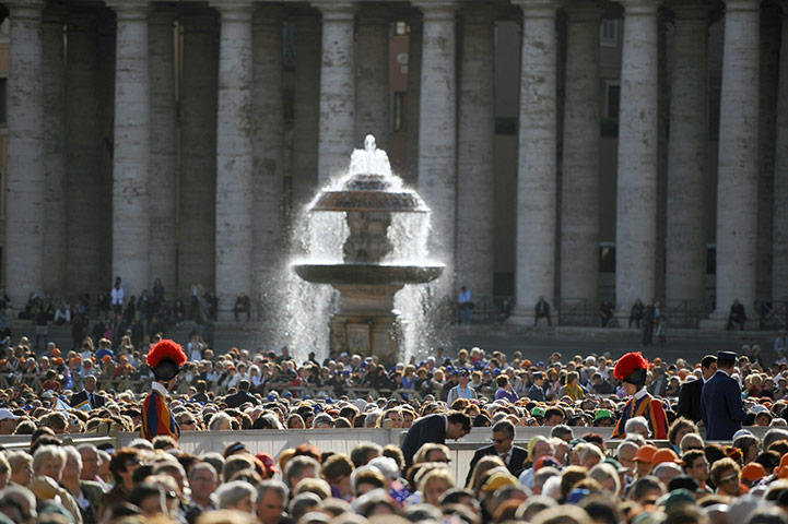 Canonisation ceremony: Faithful take their places in St Peter's Square 
