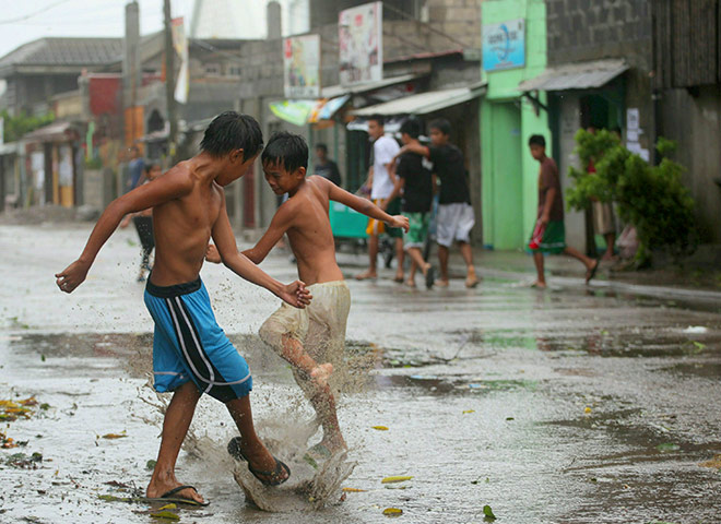 24 hours in pictures: typhoon megi hits philippines