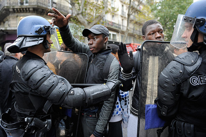strikes in france: Gendarmes confront protesting students in Paris 
