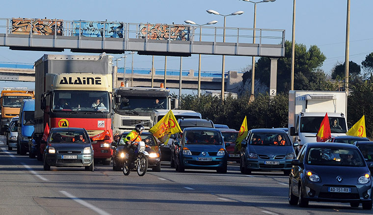 strikes in france: Demonstrators slow down the traffic near Marseille 