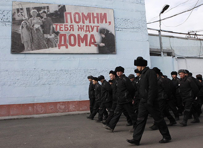 24 hours: Russia: Inmates march before taking part in general census of population