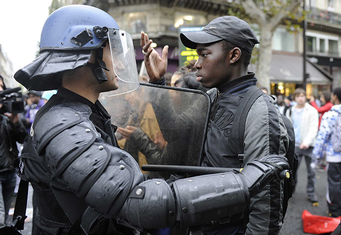 24 hours: A French high school student faces anti-riot gendarmes 