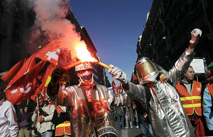 strikes in france: Metal workers demonstrate with flares in Marseille 