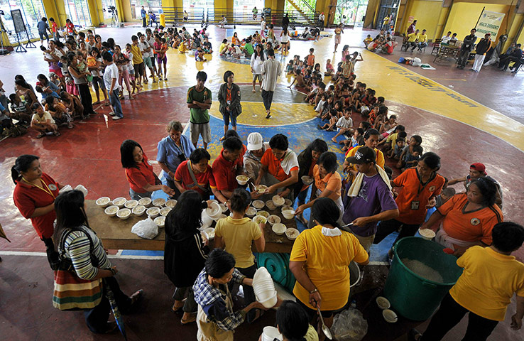 Typhoon Megi : People evacuated from the breakwater of Manila Bay queue for food handouts