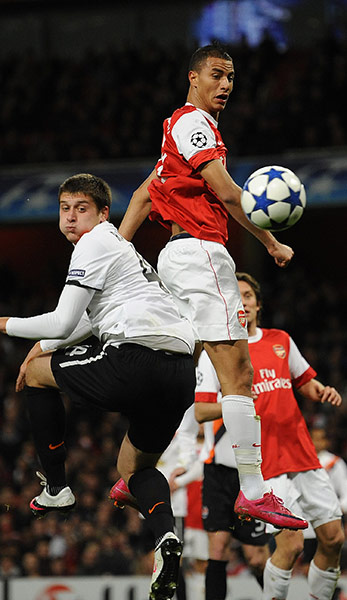 Arsenal v Shakhtar: Chamakh rises above Rakitskiy