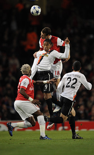 Arsenal v Shakhtar: Squillaci climbs above Luiz Adriano to clear