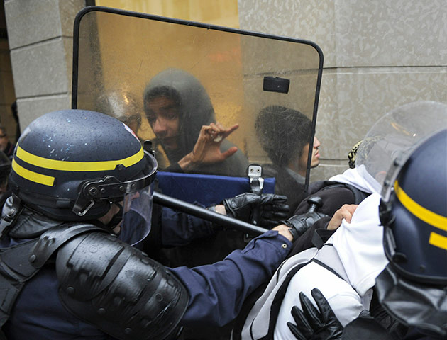 French strikes : Anti-riot police forces fight with young men on clashes in Lyon 