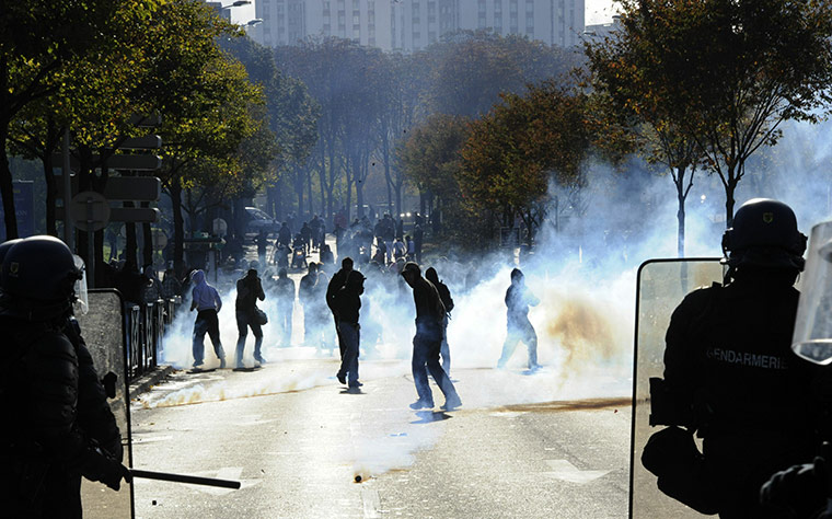 French strikes : Gendarmes face youths